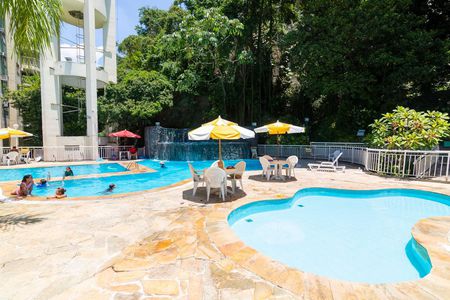 Apartamento à venda com 240m², 4 quartos e 2 vagas Apartamento à venda com 240m², 4 quartos e 2 vagasÁrea comum - Piscina