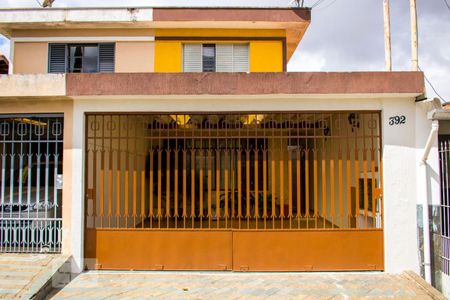 Casa para alugar com 199m², 3 quartos e 2 vagas Casa para alugar com 199m², 3 quartos e 2 vagasFachada