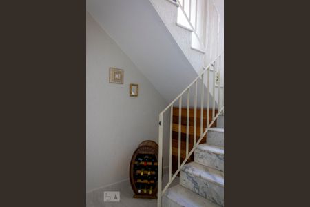 Casa para alugar com 199m², 3 quartos e 2 vagas Casa para alugar com 199m², 3 quartos e 2 vagasEscadas