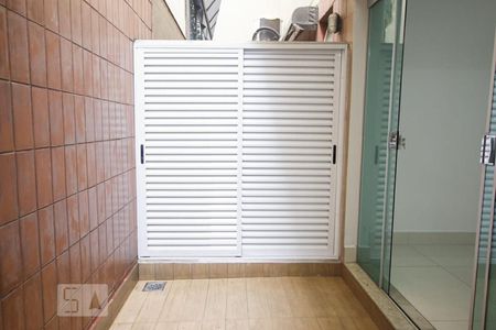 Casa de condomínio para alugar com 170m², 3 quartos e 2 vagas Casa de condomínio para alugar com 170m², 3 quartos e 2 vagasDetalhe da Área de Serviço - Armários