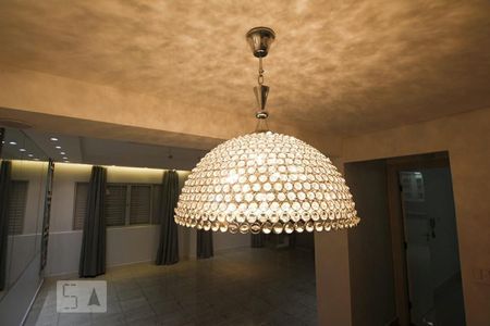 Casa de condomínio para alugar com 170m², 3 quartos e 2 vagas Casa de condomínio para alugar com 170m², 3 quartos e 2 vagasDetalhe da Sala 1 - Lustre