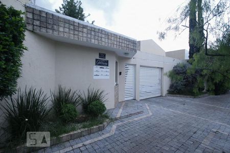 Casa de condomínio para alugar com 170m², 3 quartos e 2 vagas Casa de condomínio para alugar com 170m², 3 quartos e 2 vagasFachada