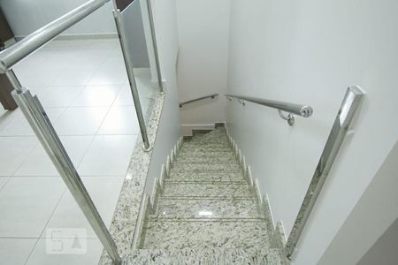 Casa de condomínio para alugar com 170m², 3 quartos e 2 vagas Casa de condomínio para alugar com 170m², 3 quartos e 2 vagasEscadas