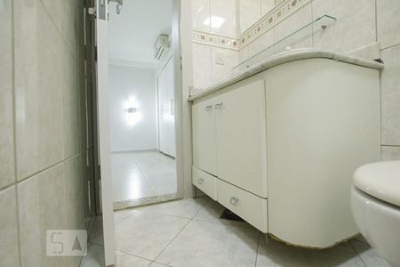 Casa de condomínio para alugar com 170m², 3 quartos e 2 vagas Casa de condomínio para alugar com 170m², 3 quartos e 2 vagasDetalhe do Banheiro da Suíte 1 - Armários