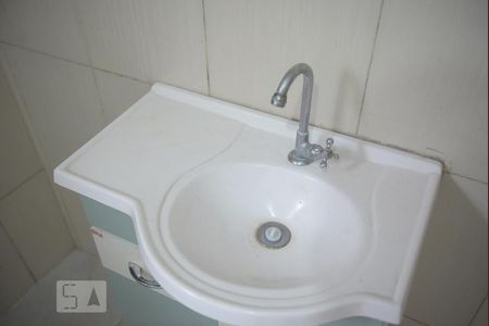 Banheiro de casa de condomínio para alugar com 1 quarto, 56m² em Niterói, Canoas