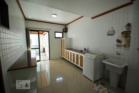 Apartamento à venda com 385m², 4 quartos e 5 vagas Apartamento à venda com 385m², 4 quartos e 5 vagasÁrea de Serviço