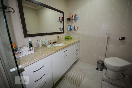 Apartamento à venda com 385m², 4 quartos e 5 vagas Apartamento à venda com 385m², 4 quartos e 5 vagasBanheiro da Suíte 1