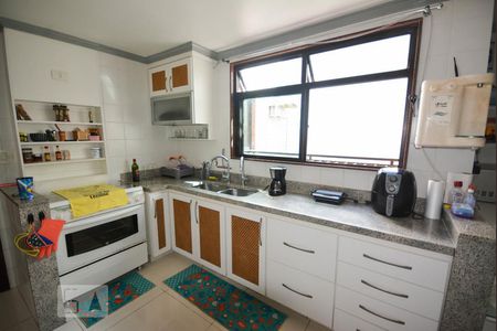 Apartamento à venda com 385m², 4 quartos e 5 vagas Apartamento à venda com 385m², 4 quartos e 5 vagasCozinha