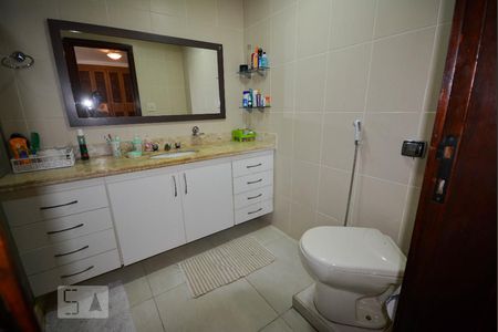 Apartamento à venda com 385m², 4 quartos e 5 vagas Apartamento à venda com 385m², 4 quartos e 5 vagasBanheiro da Suíte 1