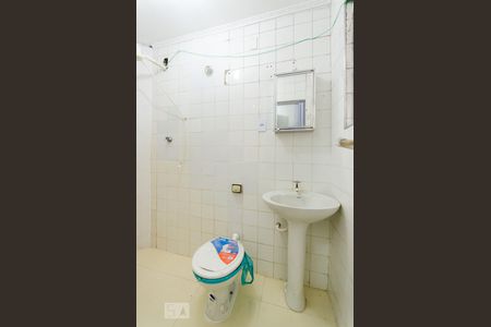 Banheiro de kitnet/studio para alugar com 1 quarto, 21m² em José Menino, Santos