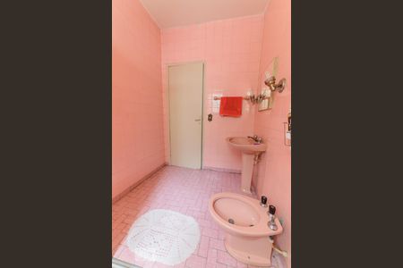 Casa à venda com 400m², 2 quartos e 2 vagasBanheiro -Detalhes