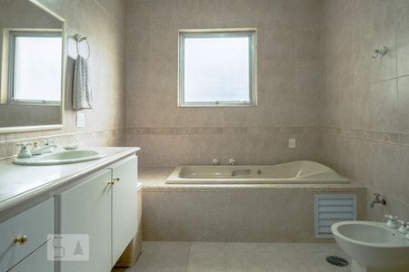 Casa à venda com 420m², 4 quartos e 4 vagasBanheiro da Suíte