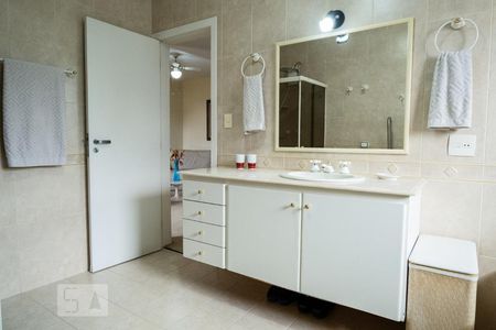 Casa à venda com 420m², 4 quartos e 4 vagasBanheiro da Suíte