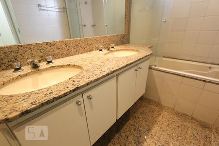 Apartamento para alugar com 165m², 3 quartos e 2 vagas Apartamento para alugar com 165m², 3 quartos e 2 vagasBanheiro da suíte 1