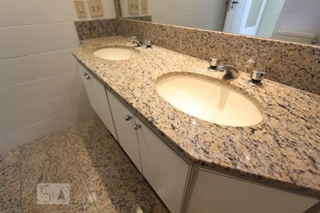 Apartamento para alugar com 165m², 3 quartos e 2 vagas Apartamento para alugar com 165m², 3 quartos e 2 vagasBanheiro da suíte 1