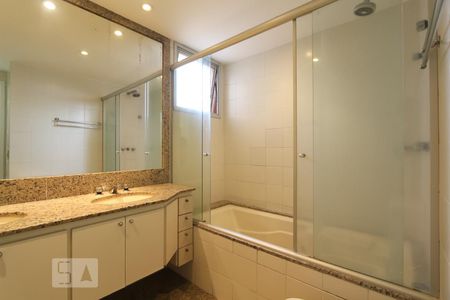 Apartamento para alugar com 165m², 3 quartos e 2 vagas Apartamento para alugar com 165m², 3 quartos e 2 vagasBanheiro da suíte 1