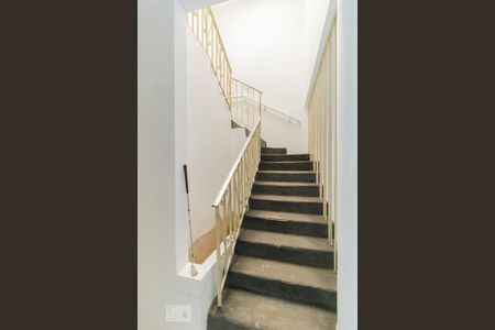 Escada de casa para alugar com 6 quartos, 360m² em Artur Alvim, São Paulo