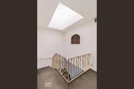 Casa para alugar com 360m², 6 quartos e 4 vagas Casa para alugar com 360m², 6 quartos e 4 vagasEscada
