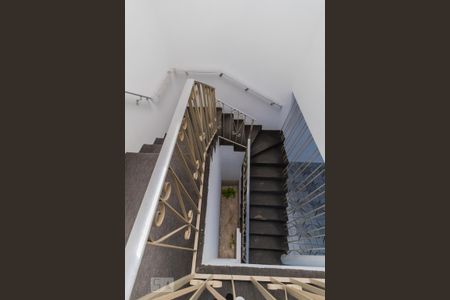 Casa para alugar com 360m², 6 quartos e 4 vagas Casa para alugar com 360m², 6 quartos e 4 vagasEscada