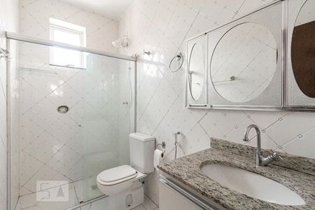 Banheiro de apartamento para alugar com 2 quartos, 60m² em Sagrada Família, Belo Horizonte