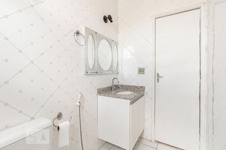 Banheiro de apartamento para alugar com 2 quartos, 60m² em Sagrada Família, Belo Horizonte