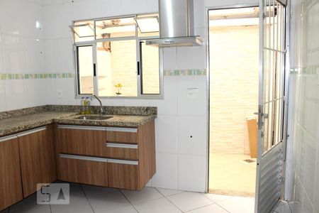 Casa de condomínio à venda com 69m², 2 quartos e 1 vagacozinha