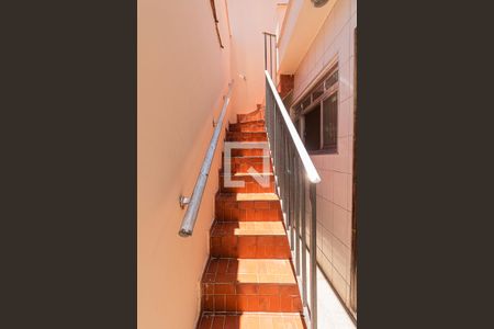 Casa à venda com 126m², 2 quartos e 2 vagasEscada