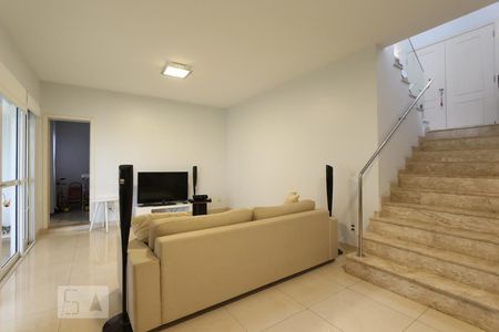 Sala de tv de casa de condomínio para alugar com 3 quartos, 400m² em Jardim Leonor, São Paulo