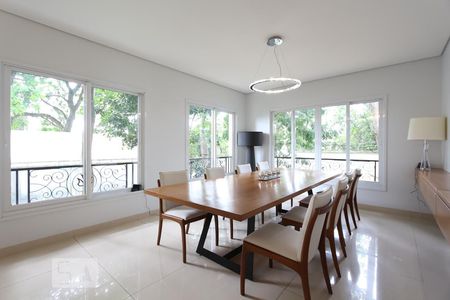 Sala de casa de condomínio para alugar com 3 quartos, 400m² em Jardim Leonor, São Paulo