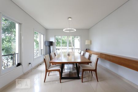 Sala de casa de condomínio para alugar com 3 quartos, 400m² em Jardim Leonor, São Paulo