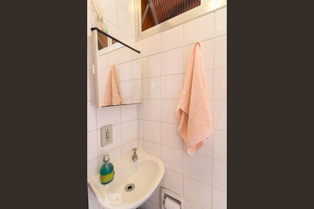 Casa à venda com 170m², 3 quartos e 2 vagasBanheiro de Serviço