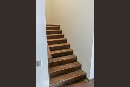 Casa à venda com 320m², 5 quartos e 6 vagasEscada