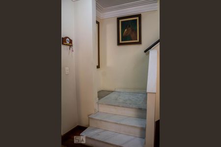 Casa à venda com 200m², 3 quartos e 3 vagasEscada