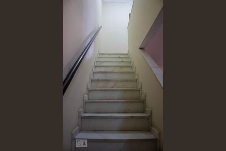 Casa à venda com 200m², 3 quartos e 3 vagasEscada