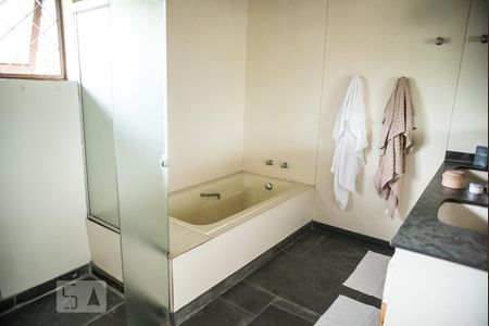 Casa para alugar com 300m², 3 quartos e 2 vagasBanheiro Suite