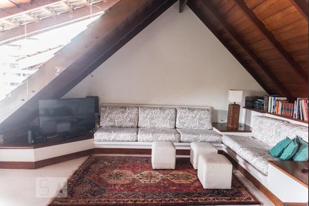 Casa para alugar com 300m², 3 quartos e 2 vagasSótão