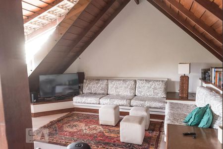 Casa para alugar com 300m², 3 quartos e 2 vagasSótão