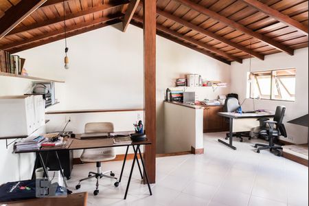 Casa para alugar com 300m², 3 quartos e 2 vagasSótão