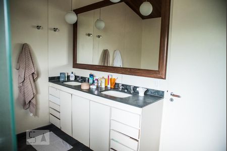 Casa para alugar com 300m², 3 quartos e 2 vagasBanheiro Suite