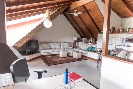 Casa para alugar com 300m², 3 quartos e 2 vagasSótão