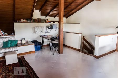 Casa para alugar com 300m², 3 quartos e 2 vagasSótão