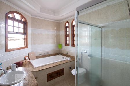 Casa à venda com 359m², 5 quartos e 4 vagasBanheiro da Suíte 1