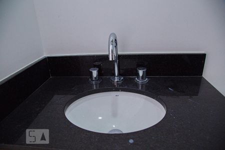 Banheiro de kitnet/studio para alugar com 1 quarto, 20m² em República, São Paulo
