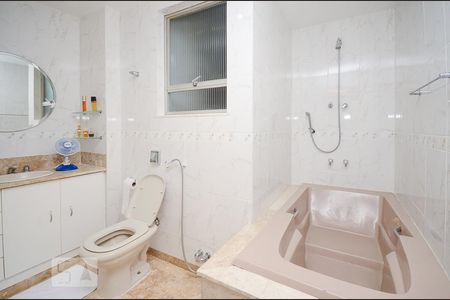 Apartamento à venda com 222m², 4 quartos e 2 vagasBanheiro da Suíte