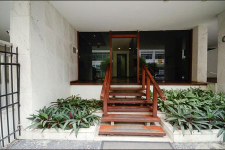 Apartamento à venda com 222m², 4 quartos e 2 vagasFachada e portaria