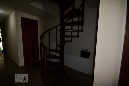 Apartamento à venda com 330m², 4 quartos e 4 vagasEscada Suíte 1