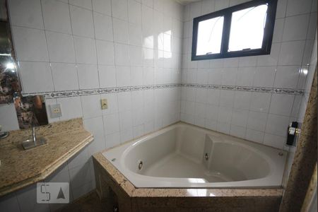 Apartamento à venda com 330m², 4 quartos e 4 vagasBanheiro da Suíte 1
