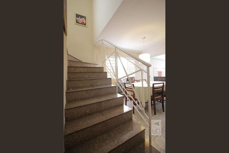 Escadas de casa à venda com 4 quartos, 160m² em Paraíso do Morumbi, São Paulo