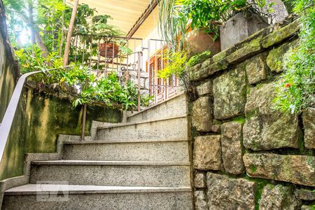 Apartamento à venda com 180m², 4 quartos e 1 vagaEscada entrada 