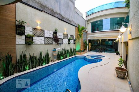 Casa à venda com 600m², 4 quartos e 5 vagas Casa à venda com 600m², 4 quartos e 5 vagasPiscina